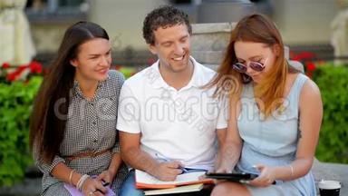 两位身穿白色衬衫、牛仔裤和牛仔裤的帅哥坐在扳手上的迷人微笑和长发女士